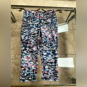 Lululemon crops like new